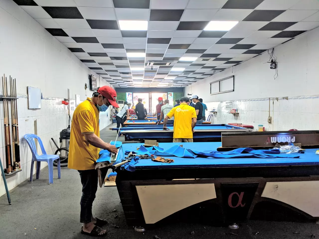 tháo bỏ lớp vải mặt bàn bida cũ