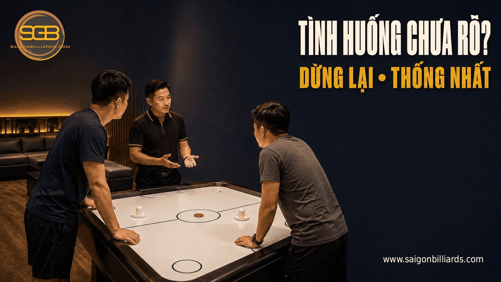 hai người chơi dừng trận để trao đổi với người hướng dẫn