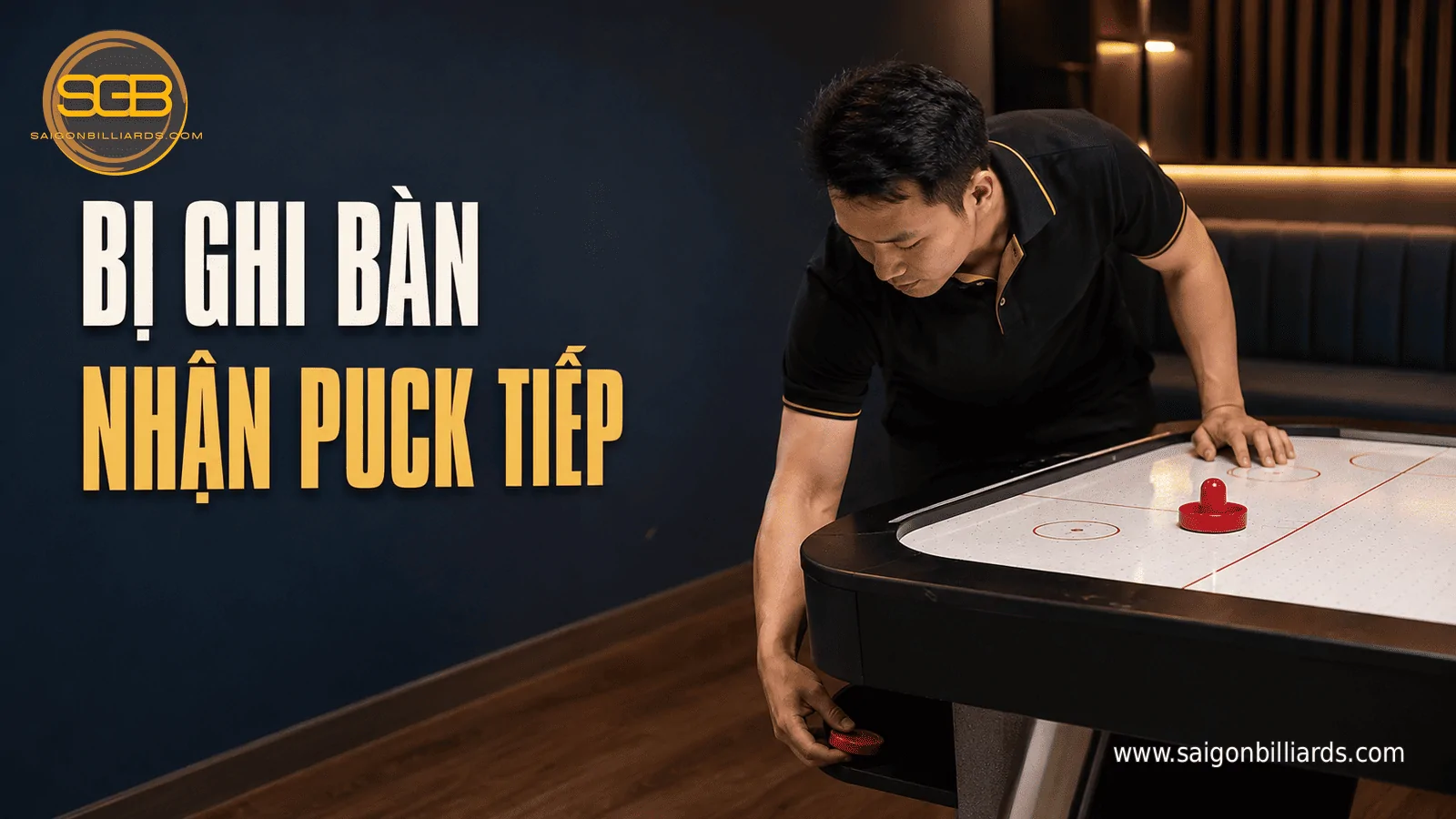 người chơi lấy puck từ cửa trả puck sau khi bị ghi b&agrave;n