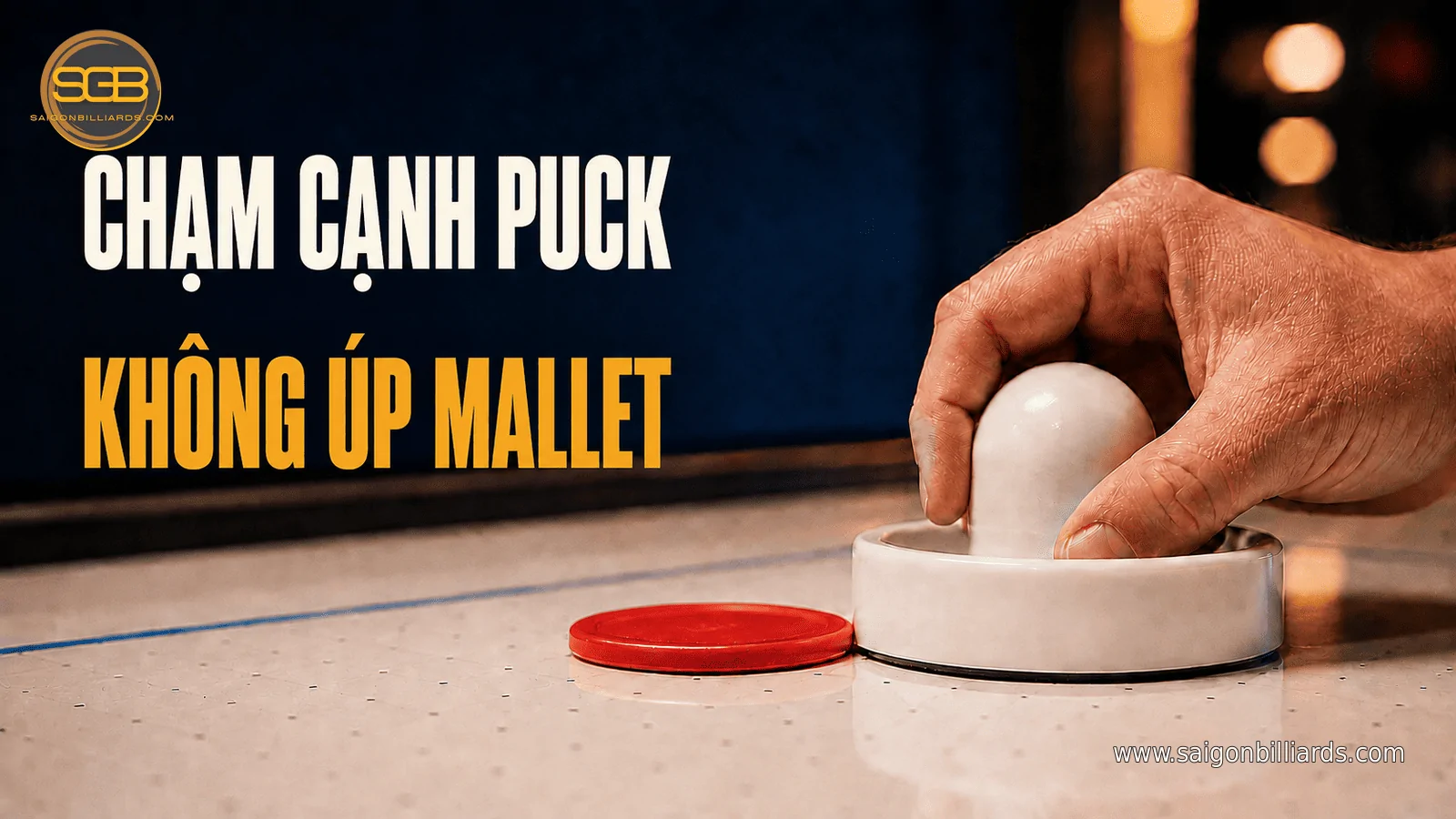 cạnh tay đẩy tiếp x&uacute;c cạnh puck tr&ecirc;n mặt b&agrave;n