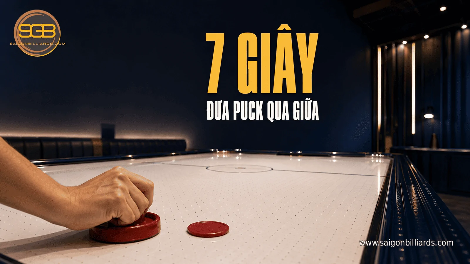 người chơi chuẩn bị đẩy puck qua đường giữa b&agrave;n air hockey
