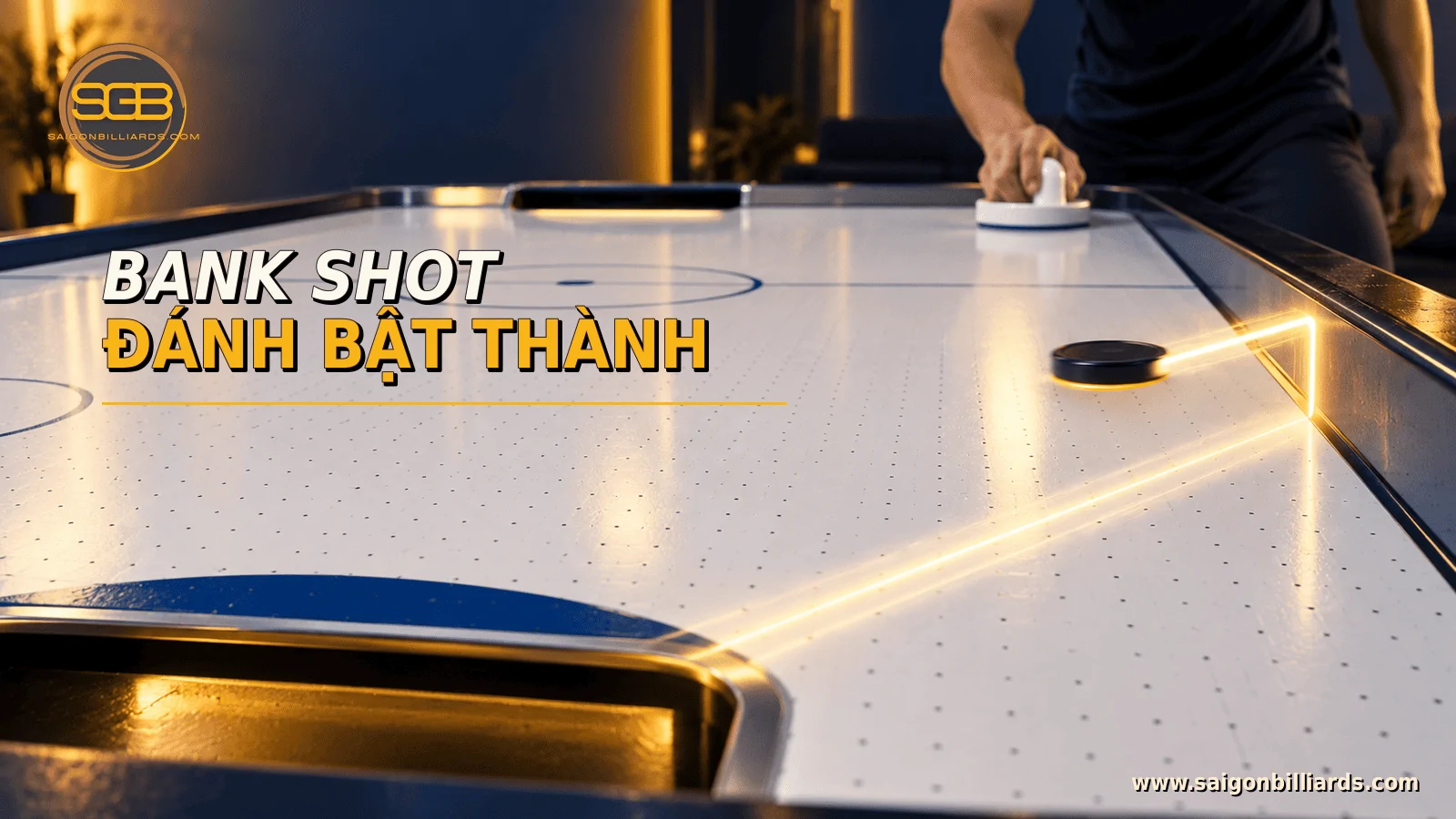 bank shot air hockey với puck bật một th&agrave;nh trước khi hướng v&agrave;o cầu m&ocirc;n