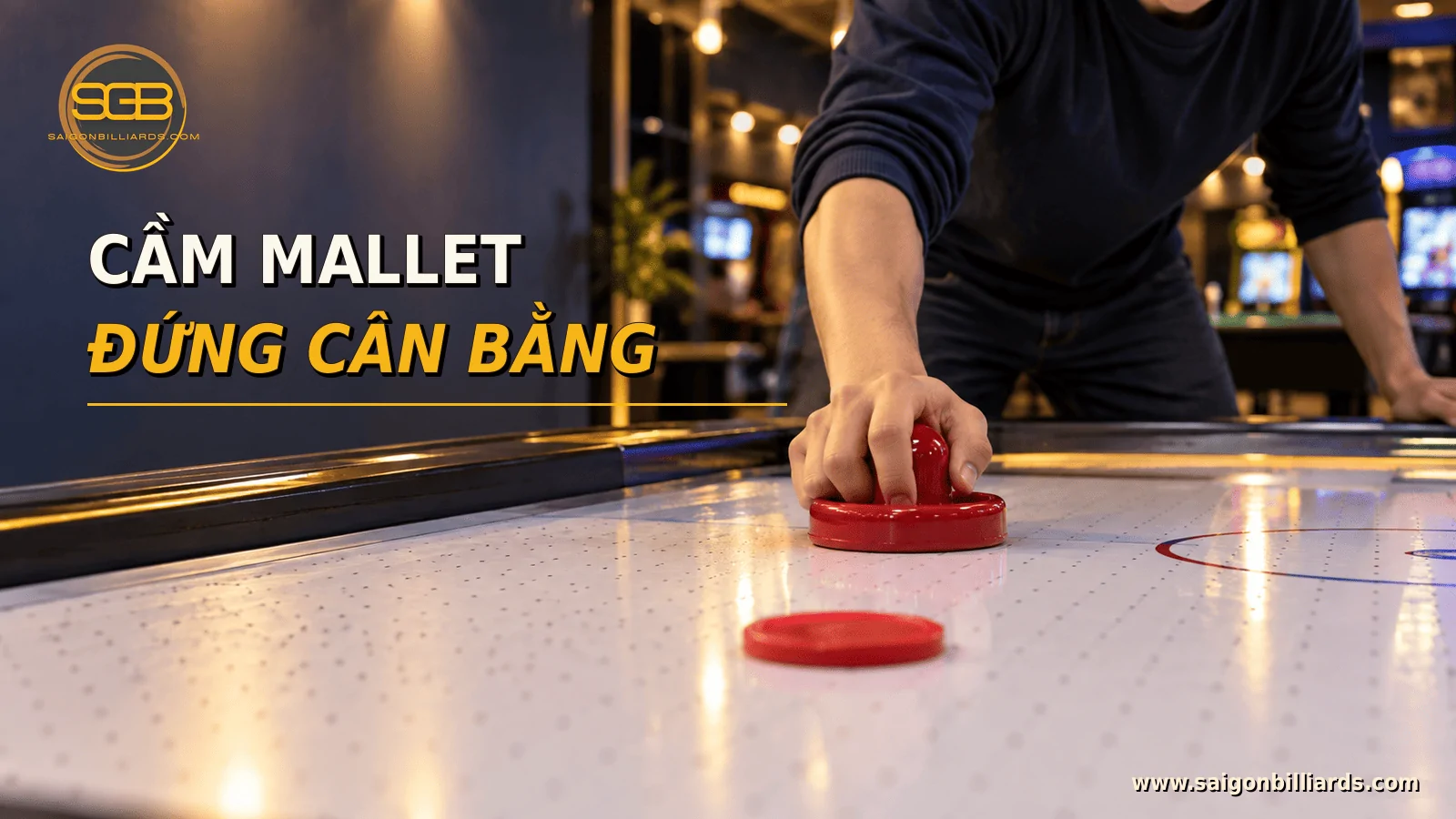 c&aacute;ch cầm mallet air hockey bằng c&aacute;c ng&oacute;n tay với tư thế c&acirc;n bằng