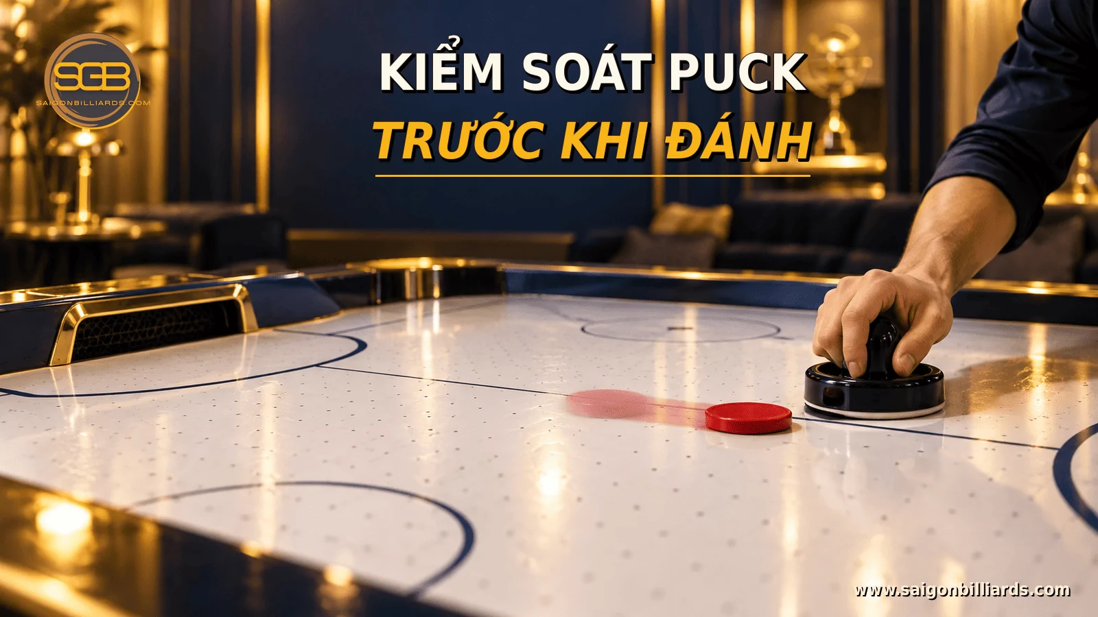 người chơi kiểm so&aacute;t puck air hockey trước khi thực hiện c&uacute; đ&aacute;nh