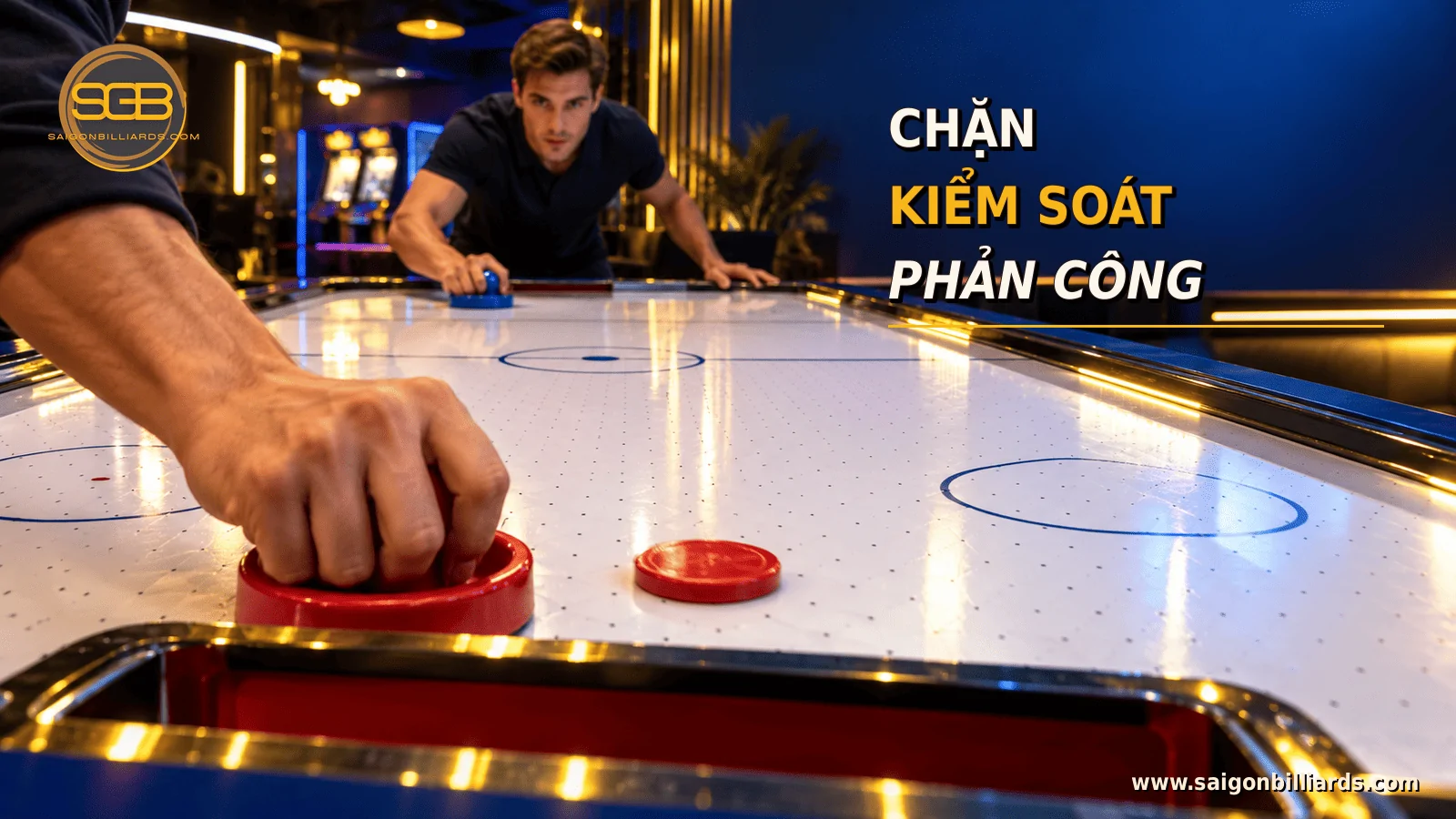 người chơi kiểm so&aacute;t rebound air hockey trước khi phản c&ocirc;ng