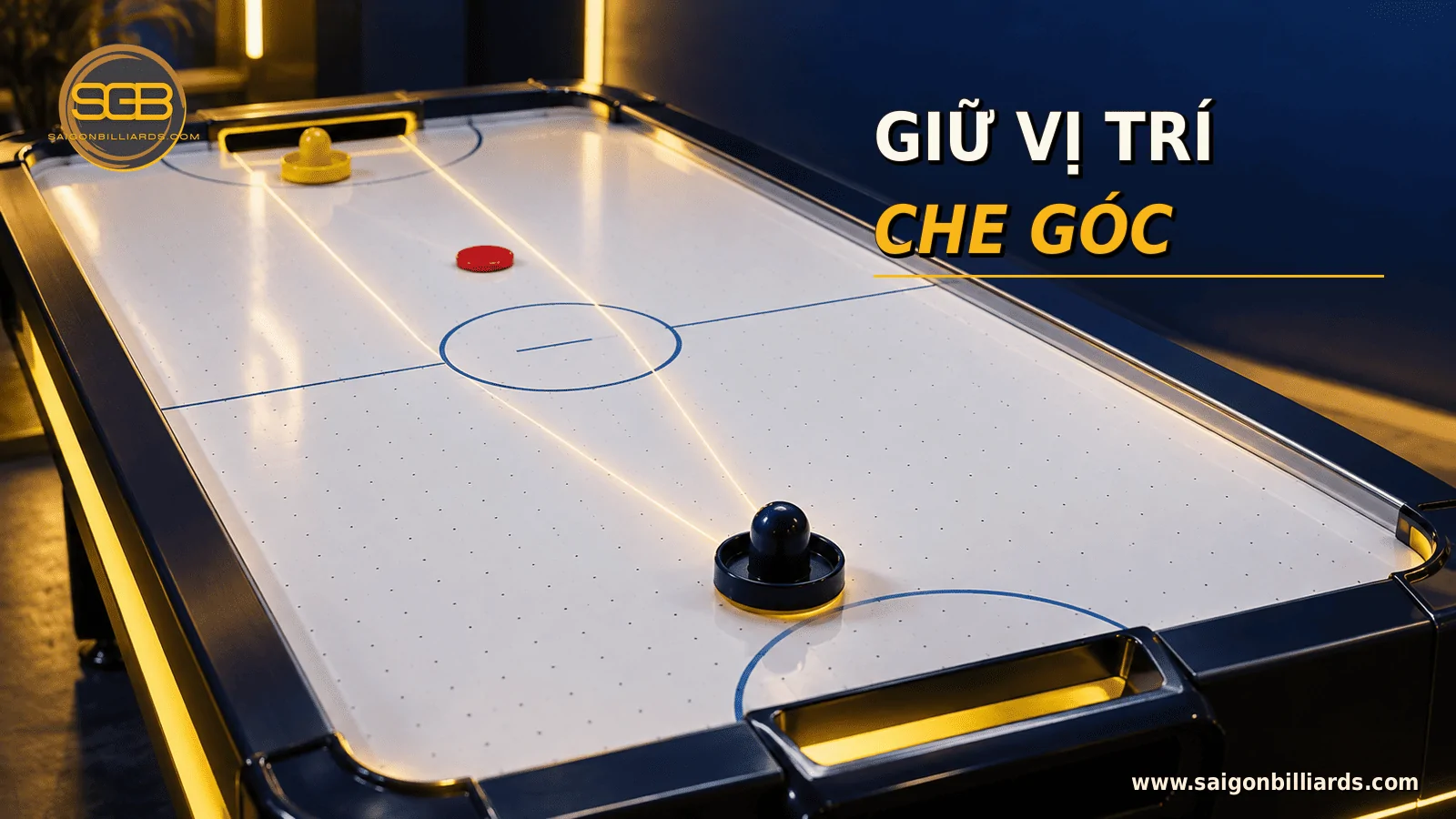 vị tr&iacute; ph&ograve;ng thủ air hockey với mallet đặt trước trung t&acirc;m cầu m&ocirc;n