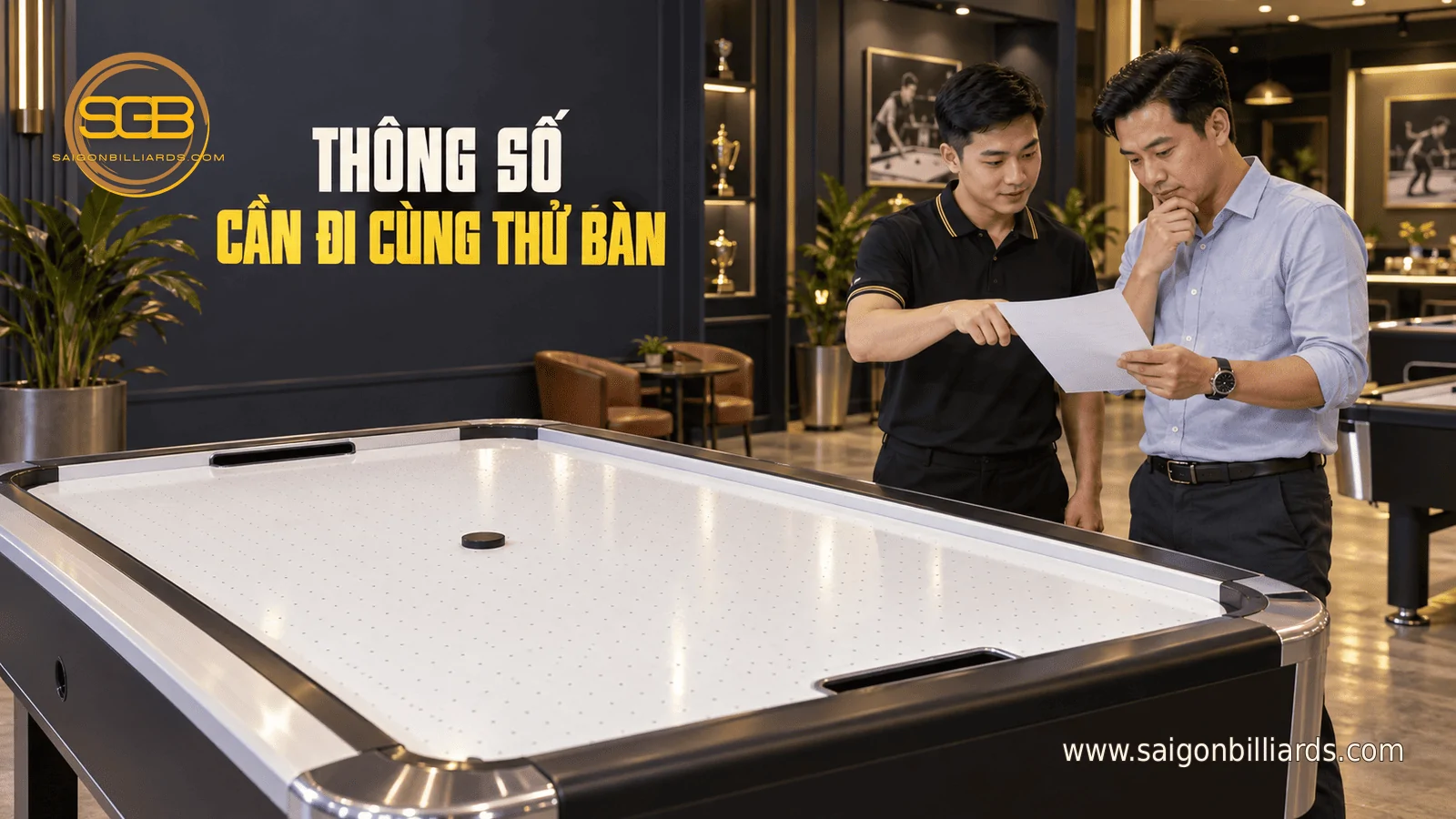 kh&aacute;ch h&agrave;ng đ&aacute;nh gi&aacute; c&ocirc;ng suất quạt air hockey c&ugrave;ng kỹ thuật vi&ecirc;n trước khi thử b&agrave;n