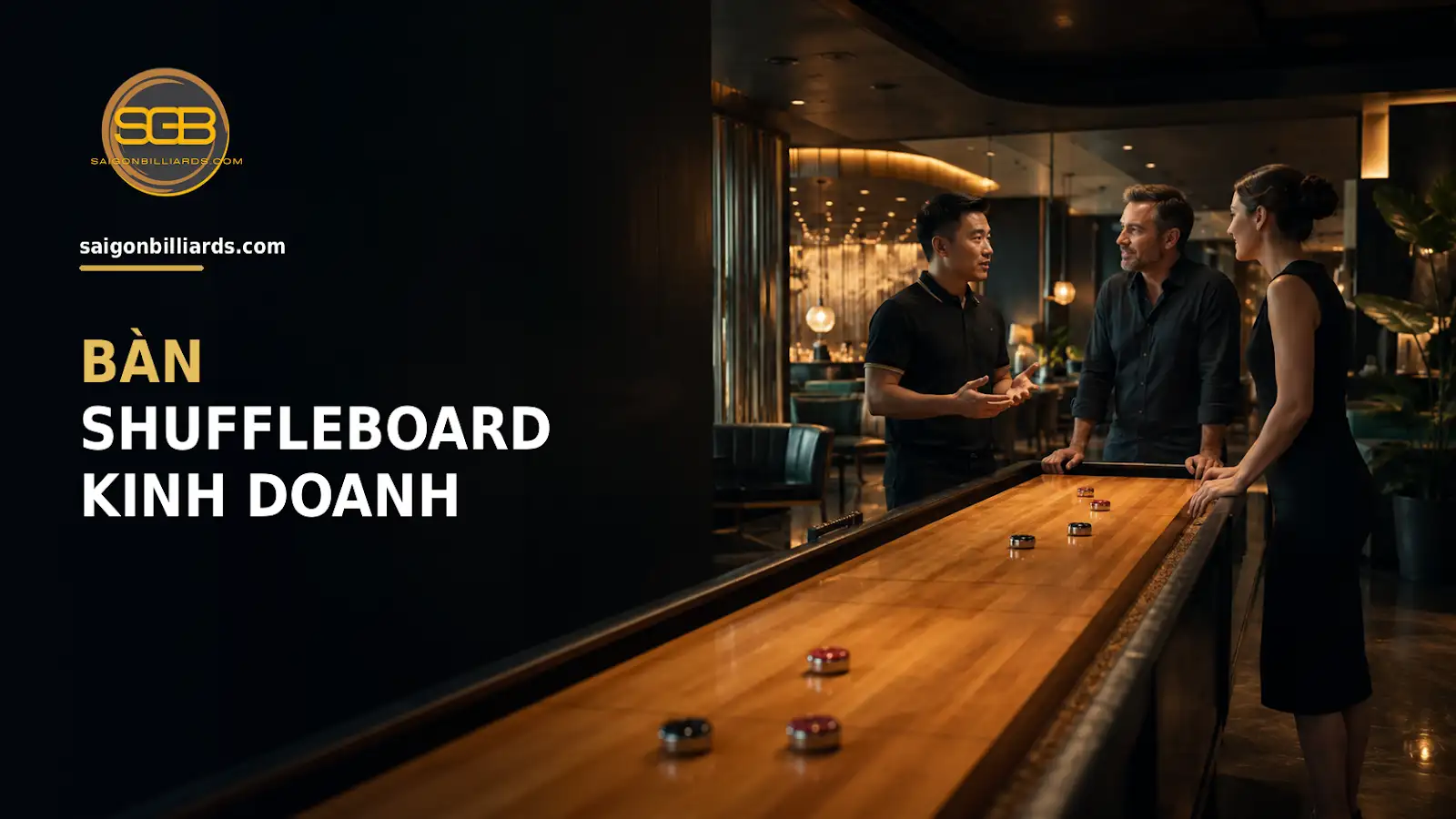 Bàn Shuffleboard Kinh Doanh khách chơi sử dụng bàn shuffleboard trong không gian quán bar