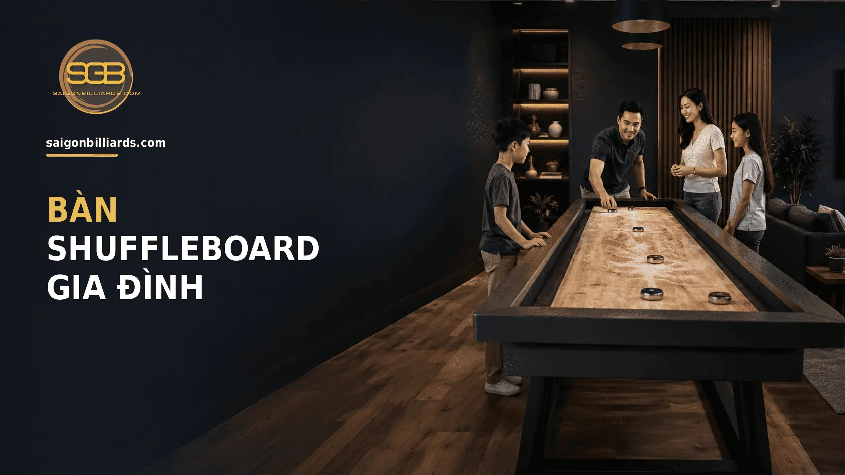 gia đ&igrave;nh trải nghiệm b&agrave;n shuffleboard trong kh&ocirc;ng gian tại nh&agrave;