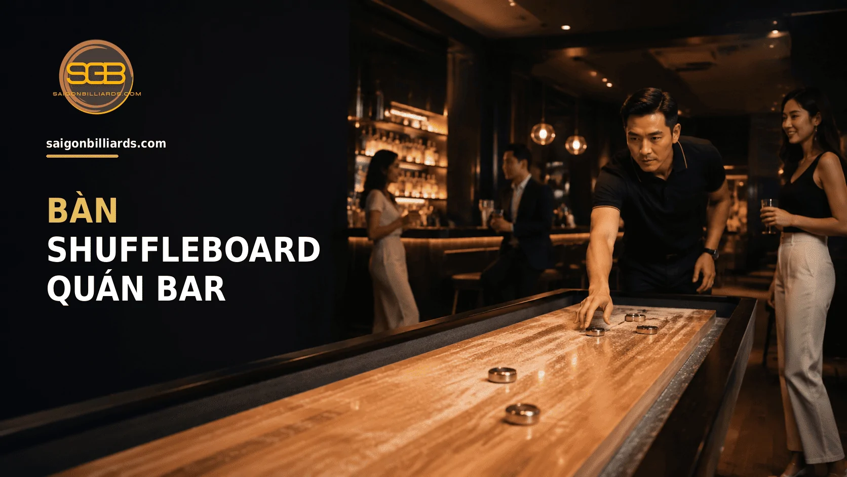 kh&aacute;ch chơi shuffleboard trong qu&aacute;n bar với bố tr&iacute; chuy&ecirc;n nghiệp
