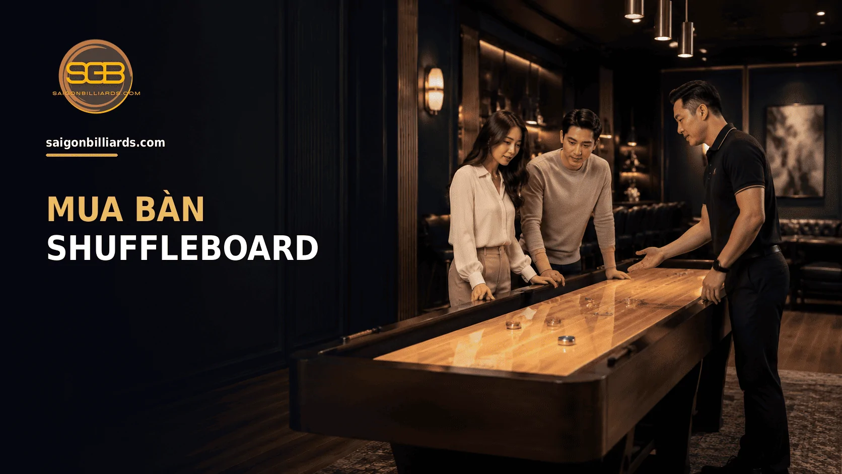 kh&aacute;ch h&agrave;ng trải nghiệm b&agrave;n shuffleboard trước khi quyết định