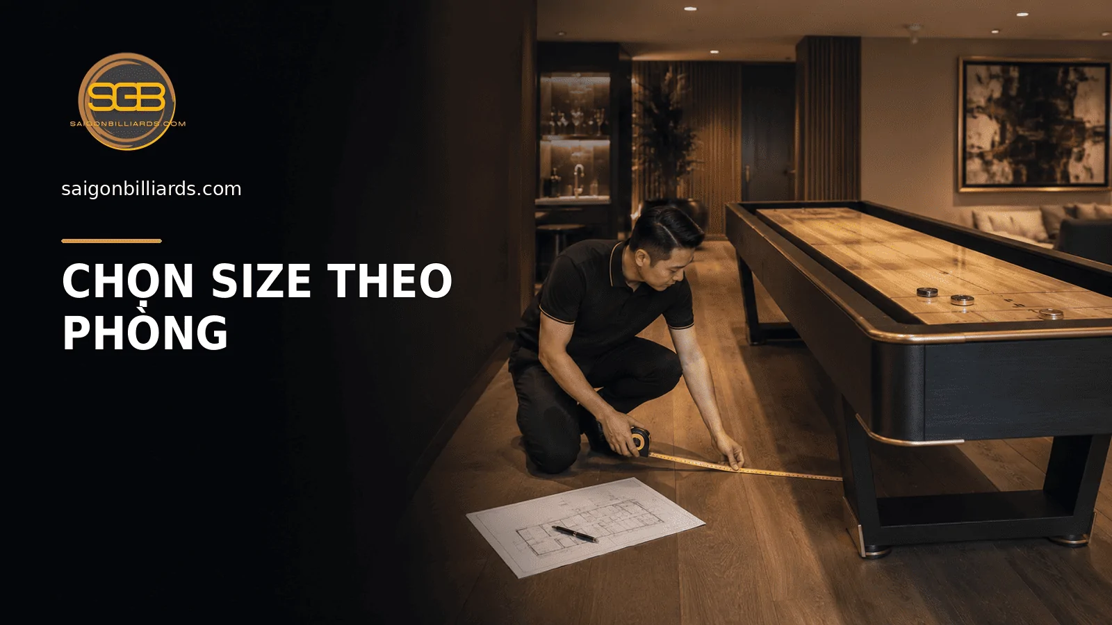 nh&acirc;n vi&ecirc;n đo kh&ocirc;ng gian trước khi chọn k&iacute;ch thước b&agrave;n shuffleboard