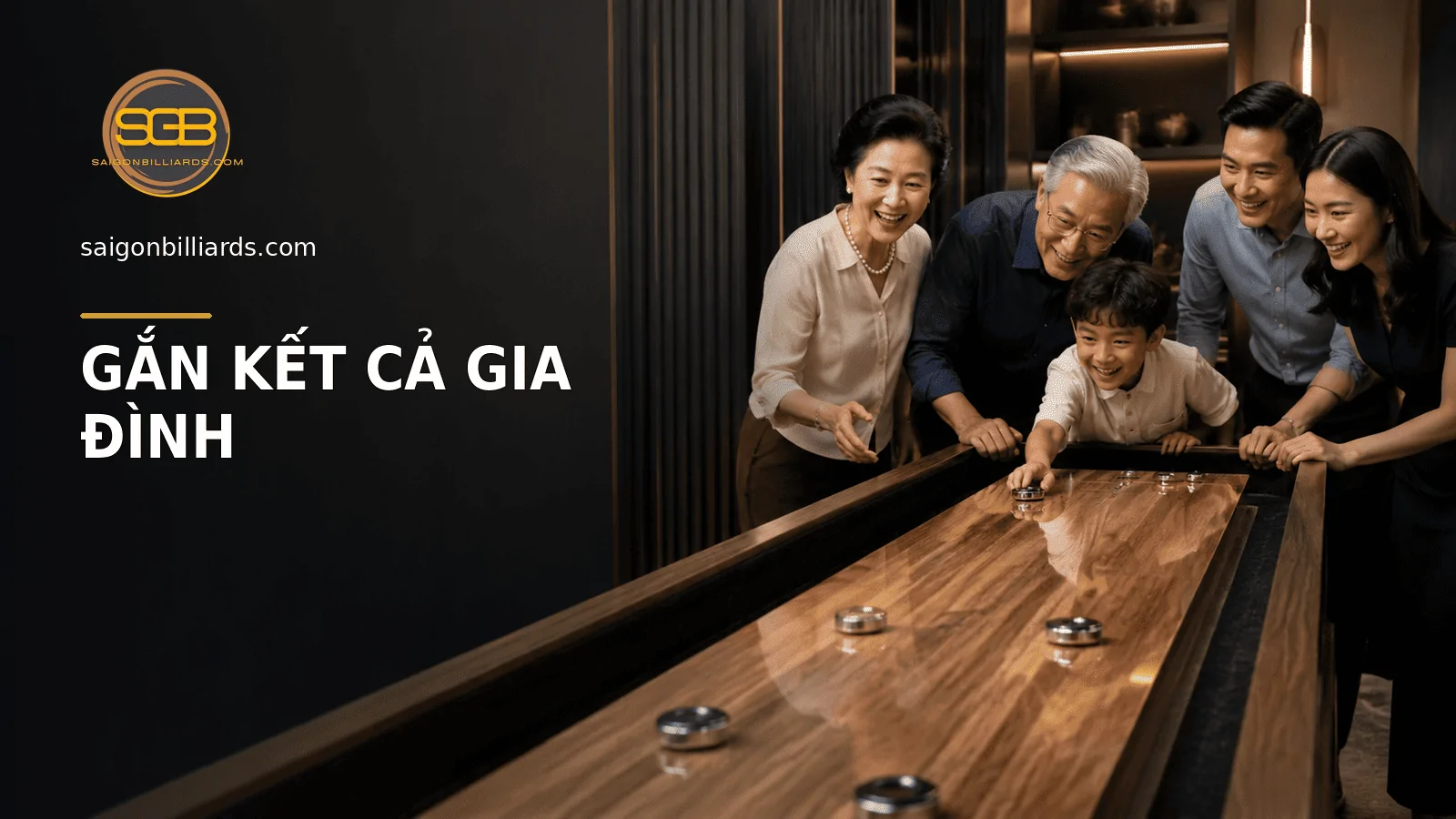 c&aacute;c th&agrave;nh vi&ecirc;n nhiều độ tuổi c&ugrave;ng chơi shuffleboard