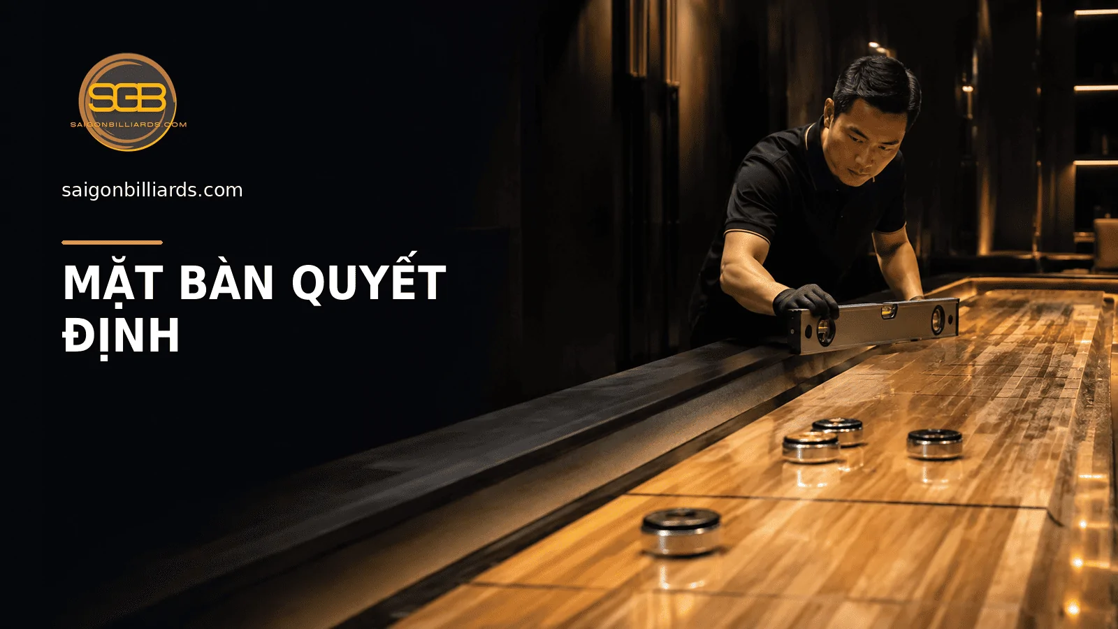 cận cảnh mặt b&agrave;n shuffleboard phẳng v&agrave; puck kim loại