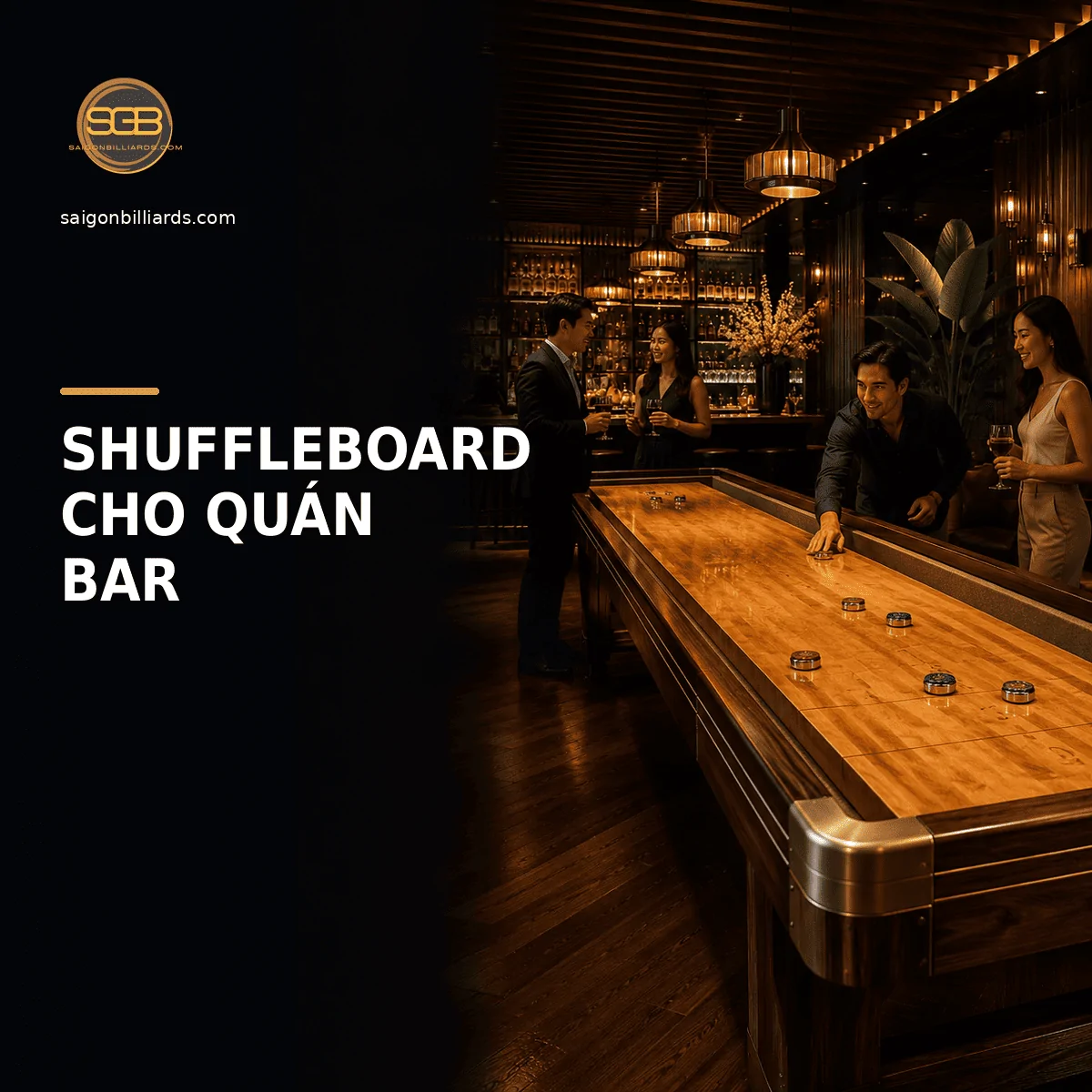 nh&oacute;m kh&aacute;ch chơi shuffleboard trong qu&aacute;n bar cao cấp