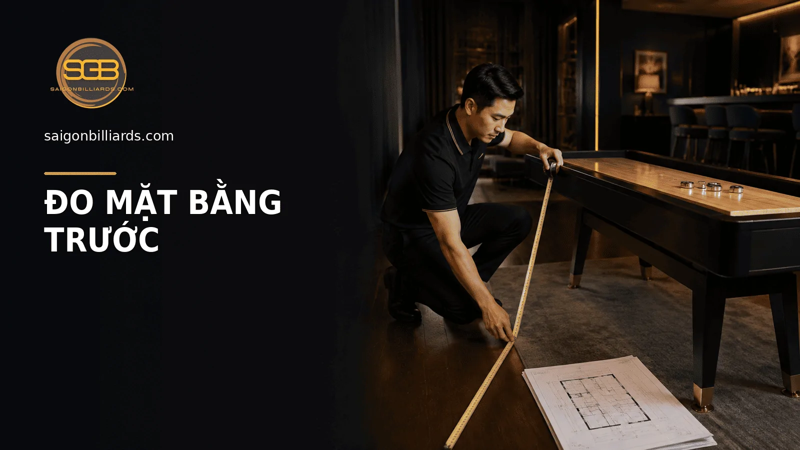 nh&acirc;n vi&ecirc;n đo khoảng trống lắp b&agrave;n shuffleboard trong qu&aacute;n bar