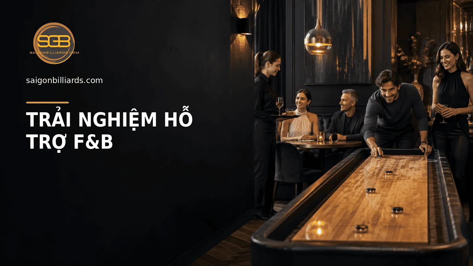 kh&aacute;ch chơi shuffleboard b&ecirc;n khu phục vụ đồ uống