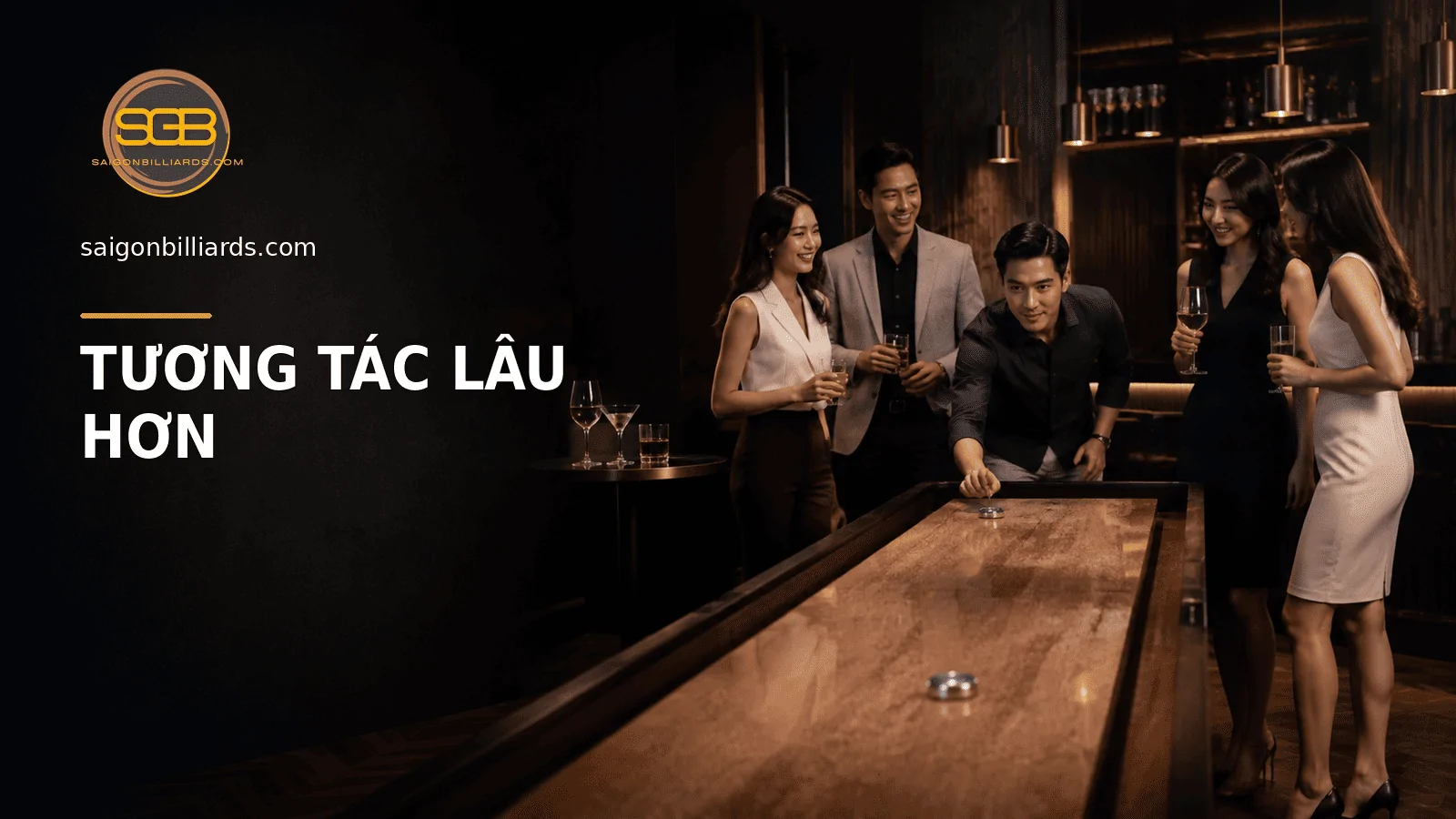 nh&oacute;m bạn tương t&aacute;c tự nhi&ecirc;n quanh b&agrave;n shuffleboard