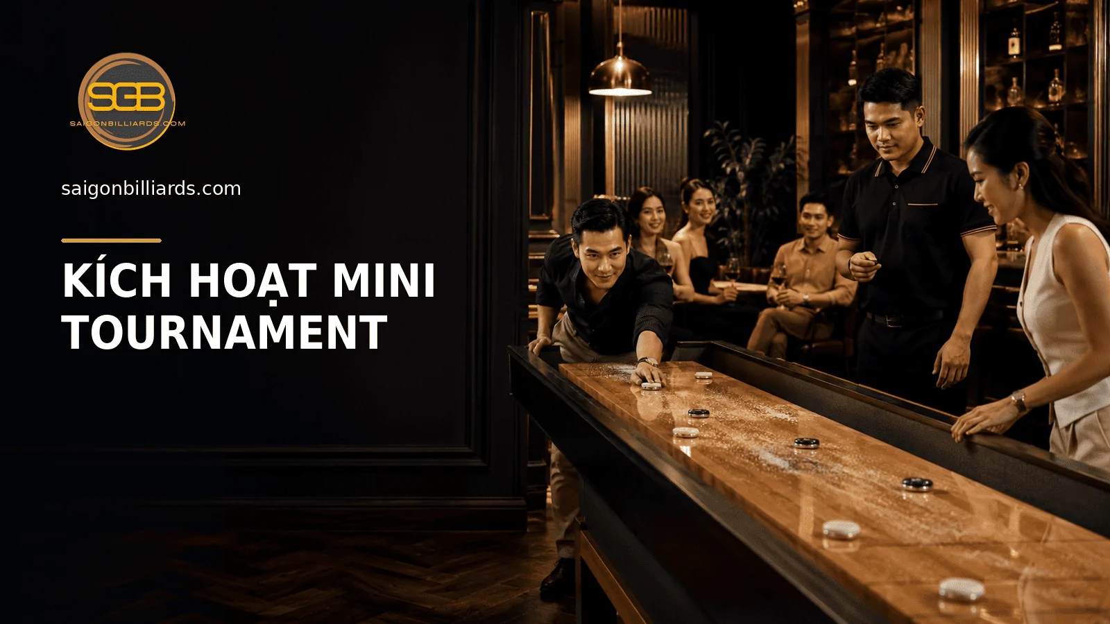kh&aacute;ch tham gia mini tournament shuffleboard tại qu&aacute;n bar