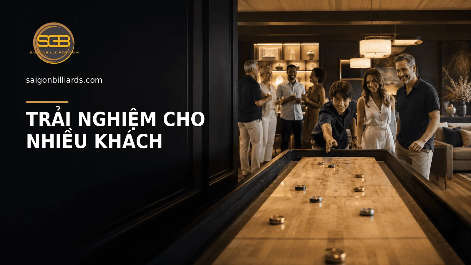 gia đ&igrave;nh v&agrave; kh&aacute;ch nghỉ dưỡng c&ugrave;ng chơi shuffleboard