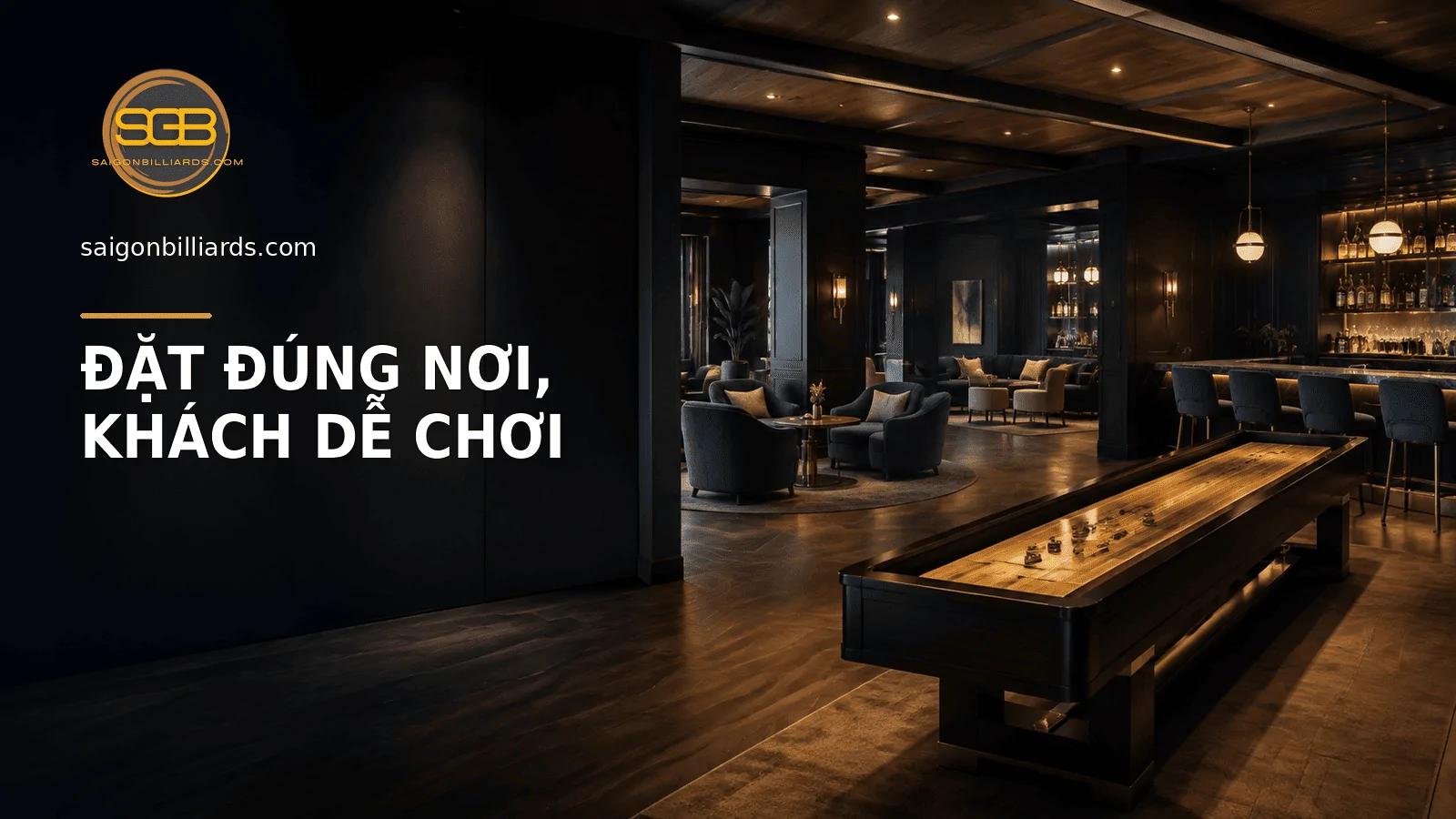 b&agrave;n shuffleboard đặt ở vị tr&iacute; dễ thấy v&agrave; kh&ocirc;ng cản lối đi