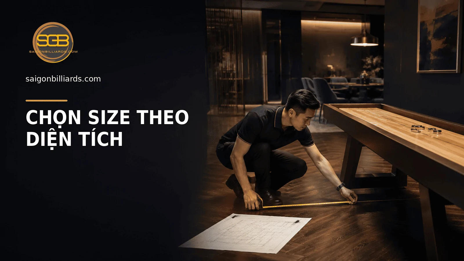 nh&acirc;n vi&ecirc;n đo mặt bằng trước khi chọn b&agrave;n shuffleboard văn ph&ograve;ng