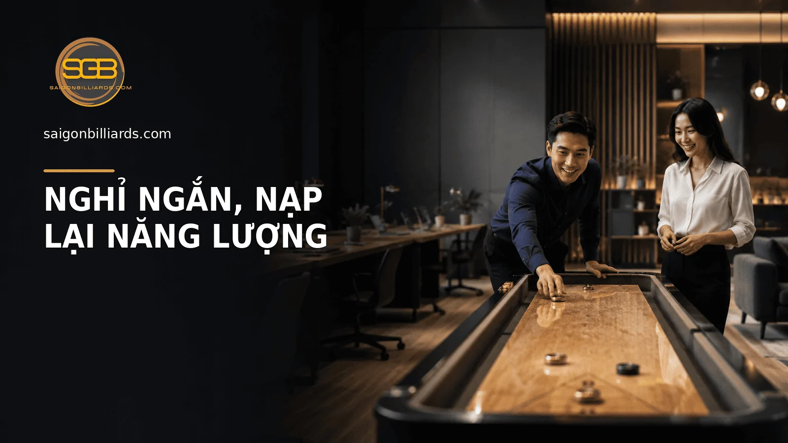 nh&acirc;n vi&ecirc;n thư gi&atilde;n với shuffleboard trong giờ nghỉ ngắn