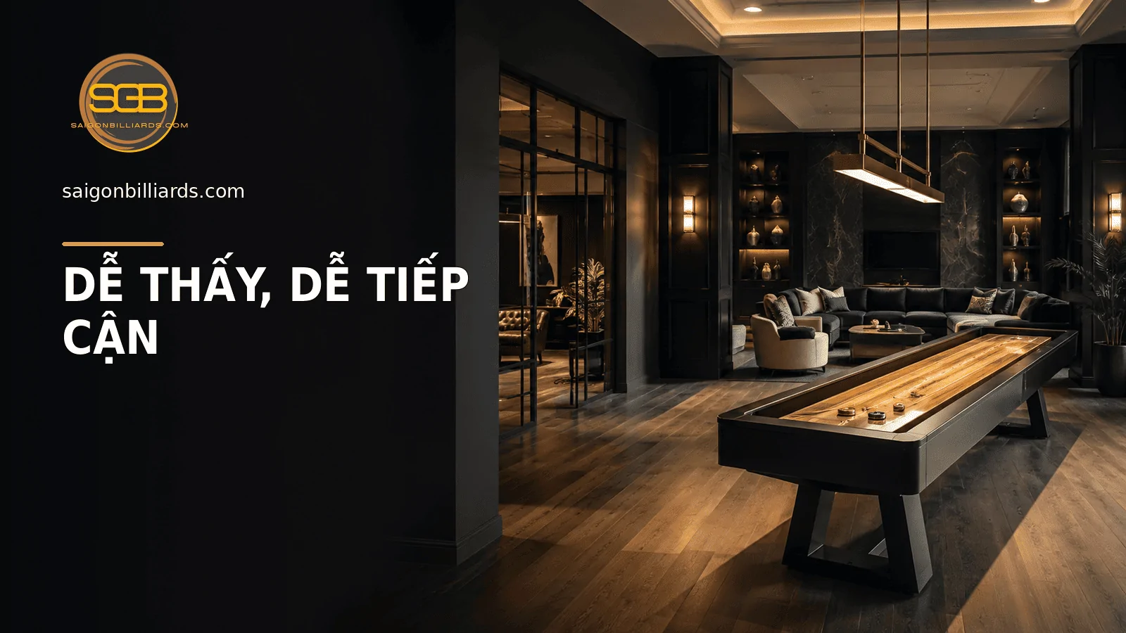 b&agrave;n shuffleboard đặt ở vị tr&iacute; trung t&acirc;m v&agrave; dễ tiếp cận