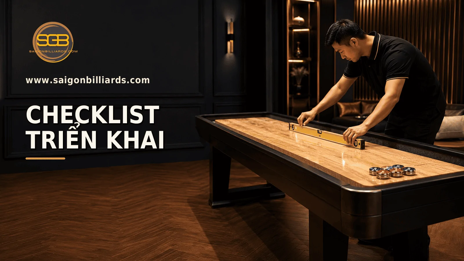 nh&acirc;n vi&ecirc;n c&acirc;n chỉnh b&agrave;n shuffleboard trước khi vận h&agrave;nh