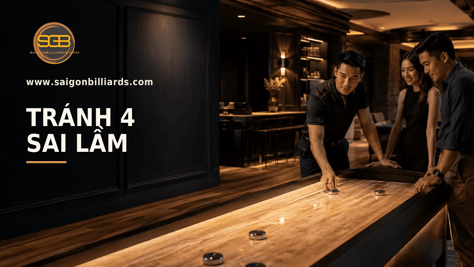 nh&acirc;n vi&ecirc;n hướng dẫn kh&aacute;ch tại khu vực shuffleboard bố tr&iacute; hợp l&yacute;