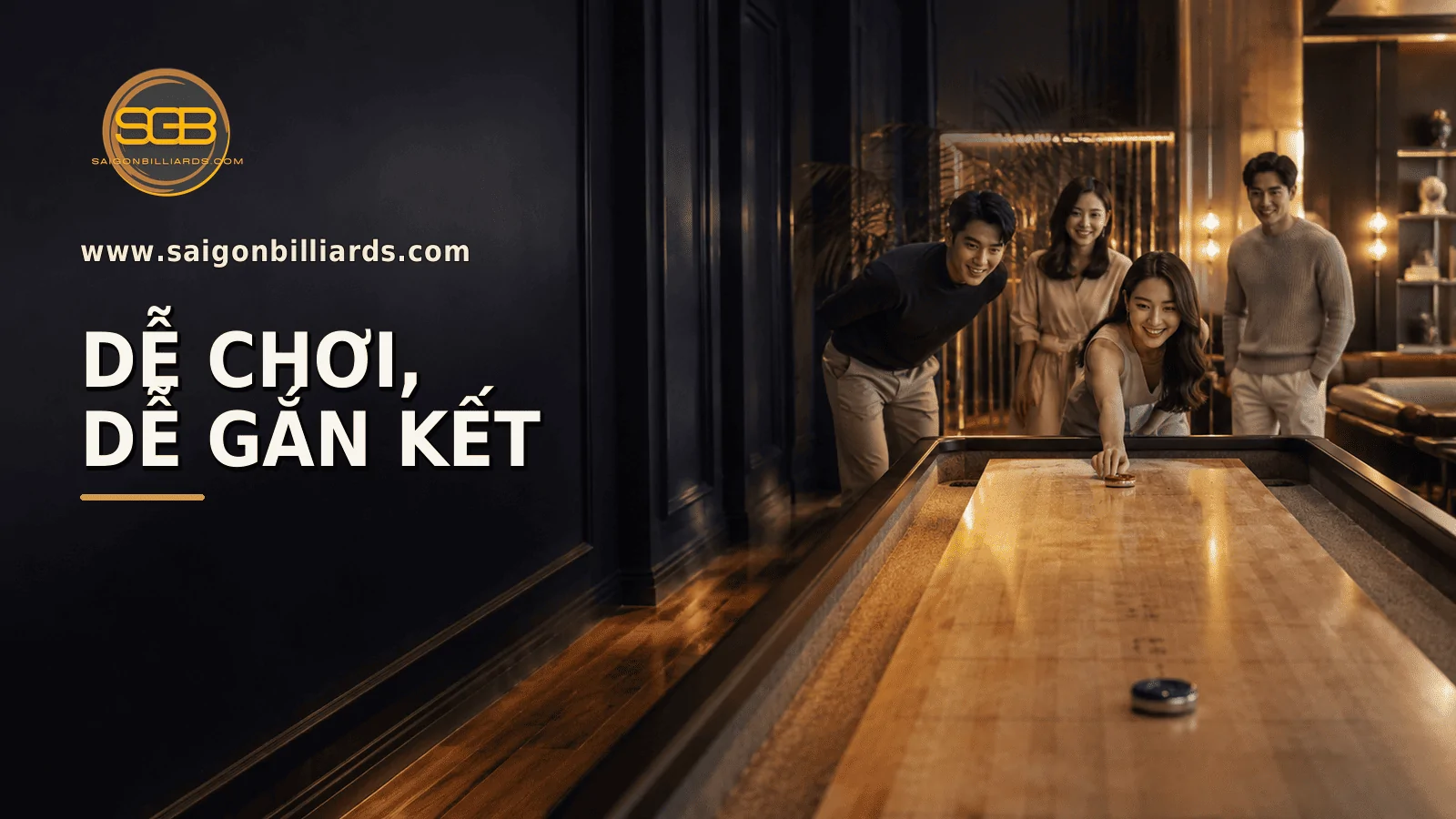 nh&oacute;m kh&aacute;ch tương t&aacute;c quanh b&agrave;n shuffleboard trong lounge