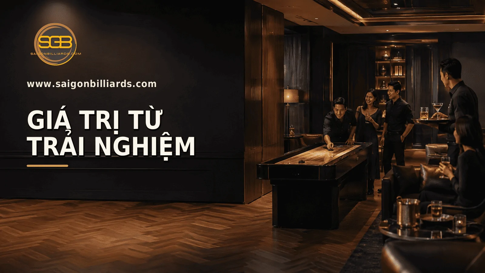 kh&aacute;ch h&agrave;ng trải nghiệm shuffleboard v&agrave; sử dụng dịch vụ tại lounge