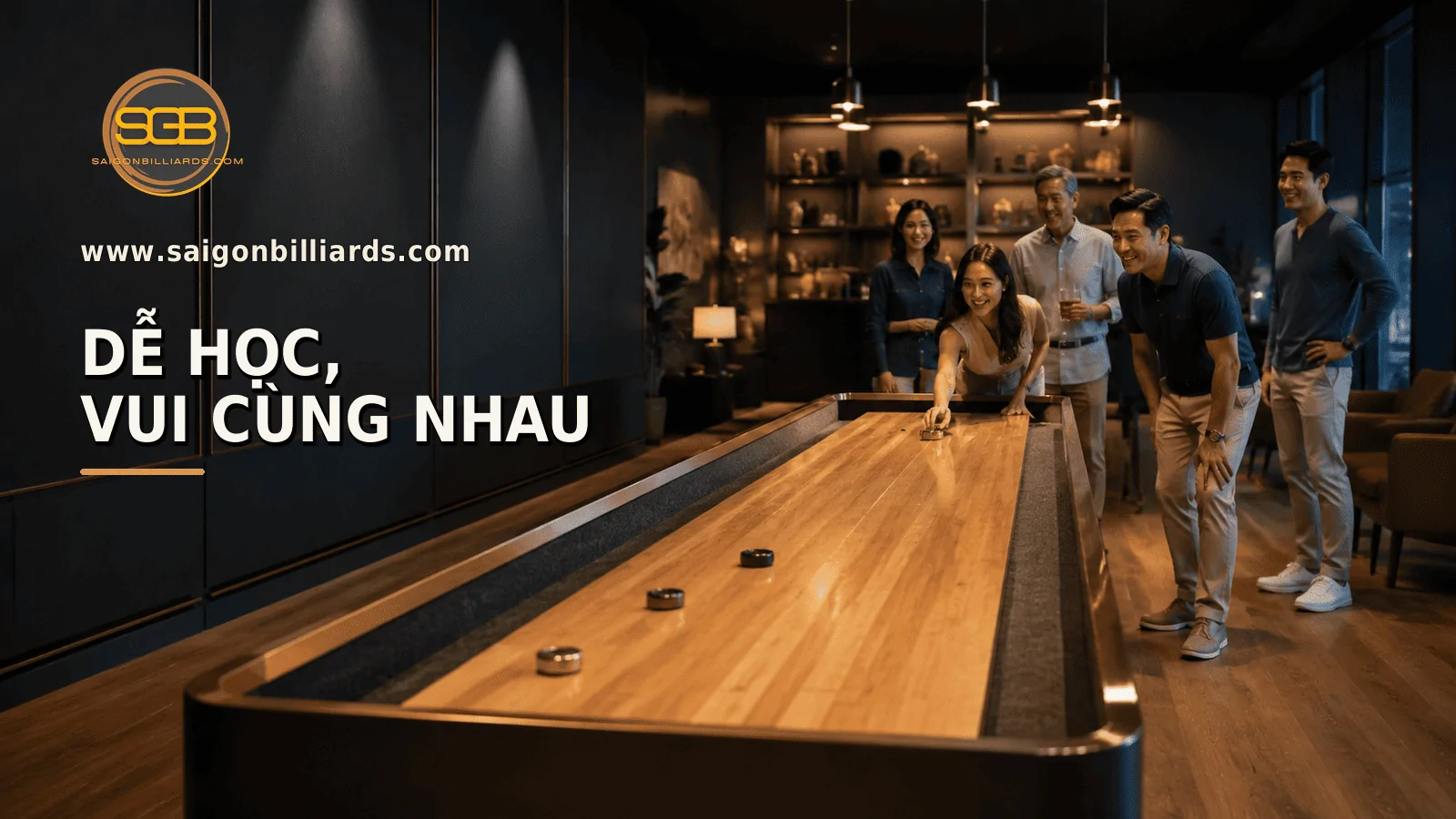 gia đ&igrave;nh v&agrave; nh&oacute;m bạn Việt Nam c&ugrave;ng chơi shuffleboard
