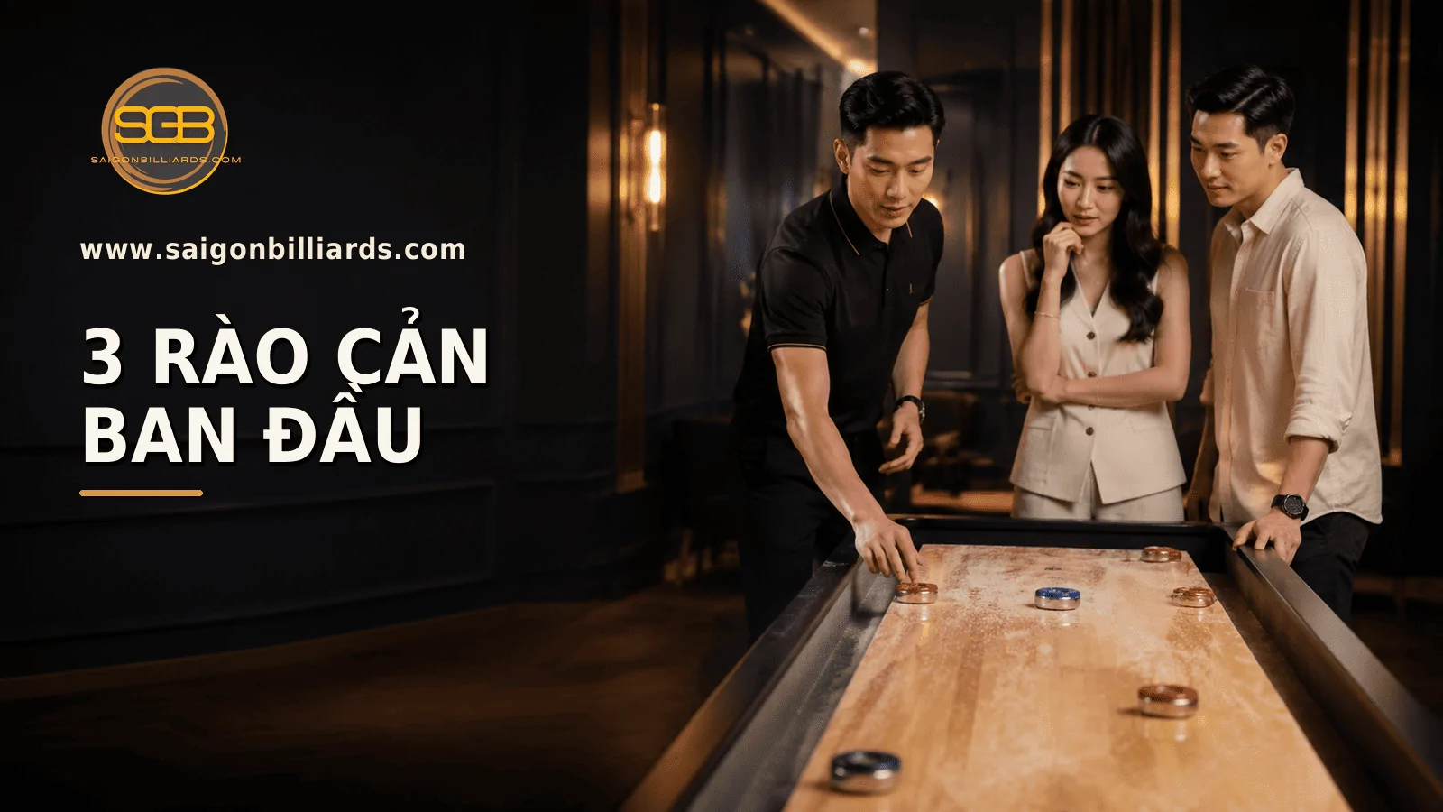 nh&acirc;n vi&ecirc;n hướng dẫn người chơi mới l&agrave;m quen với shuffleboard