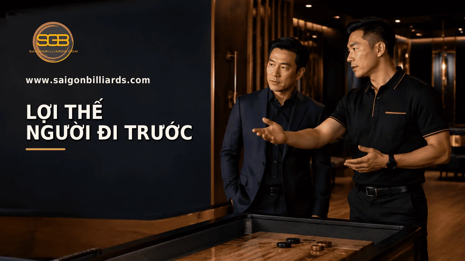 chủ doanh nghiệp khảo s&aacute;t m&ocirc; h&igrave;nh shuffleboard c&ugrave;ng chuy&ecirc;n vi&ecirc;n