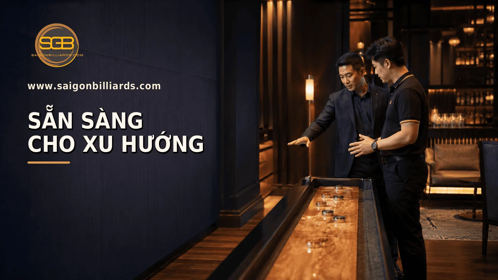 chủ qu&aacute;n khảo s&aacute;t kh&ocirc;ng gian để chuẩn bị triển khai shuffleboard