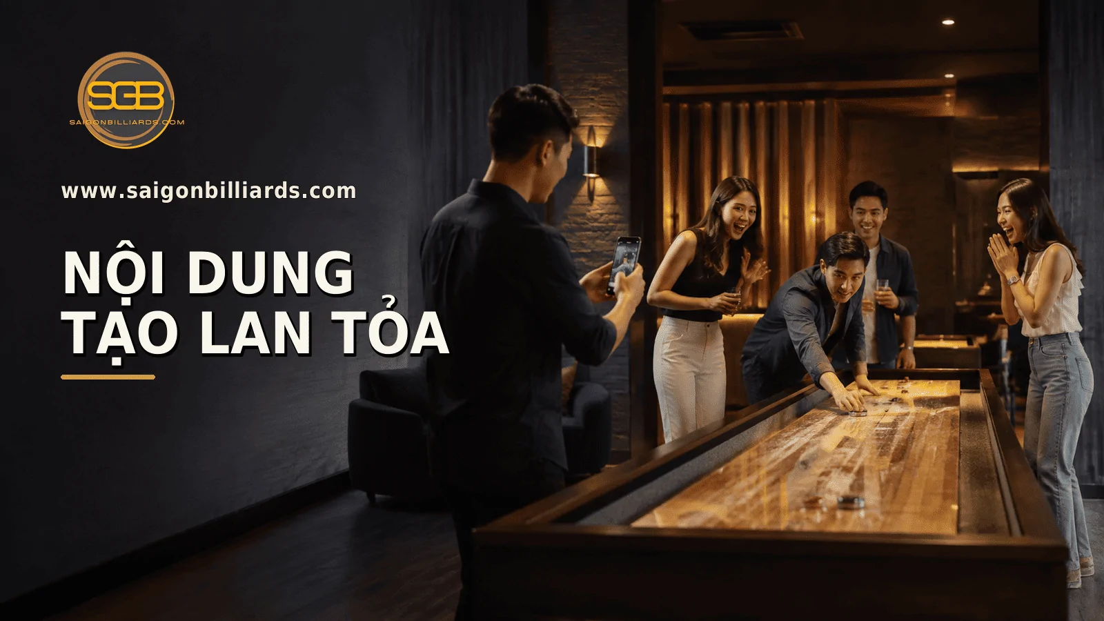kh&aacute;ch ghi lại trải nghiệm shuffleboard để chia sẻ tr&ecirc;n mạng x&atilde; hội