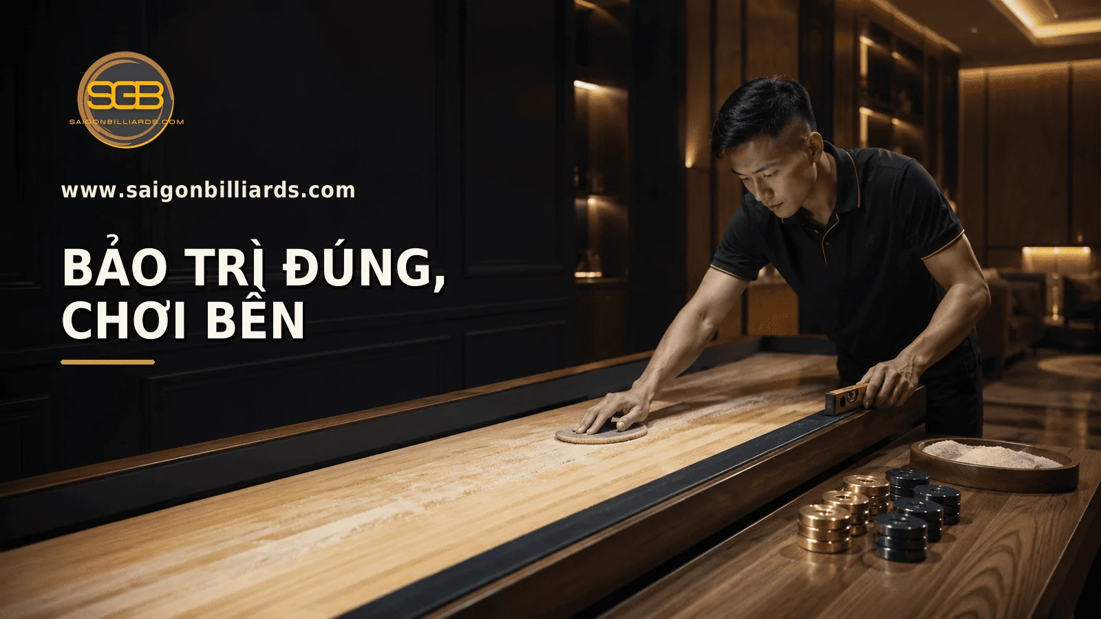 nh&acirc;n vi&ecirc;n bảo tr&igrave; mặt b&agrave;n v&agrave; phụ kiện shuffleboard đ&uacute;ng c&aacute;ch