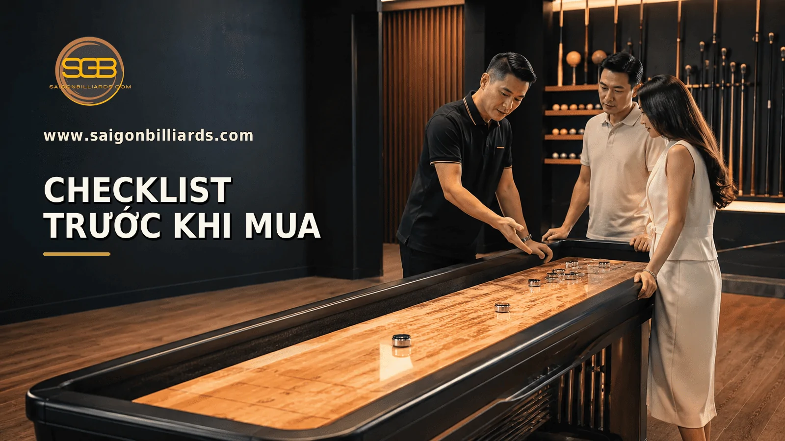 kh&aacute;ch h&agrave;ng kiểm tra b&agrave;n shuffleboard c&ugrave;ng chuy&ecirc;n vi&ecirc;n trước khi mua