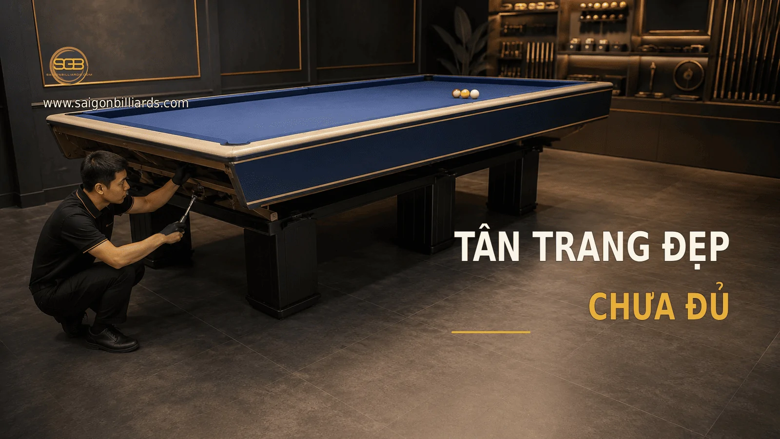 kỹ thuật vi&ecirc;n kiểm tra kết cấu b&ecirc;n dưới b&agrave;n carom cũ đ&atilde; l&agrave;m mới