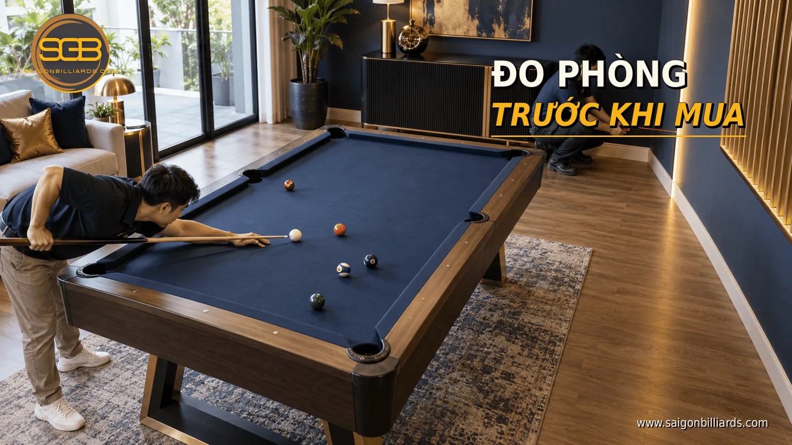 kỹ thuật vi&ecirc;n đo khoảng trống quanh b&agrave;n bida trong ph&ograve;ng gia đ&igrave;nh
