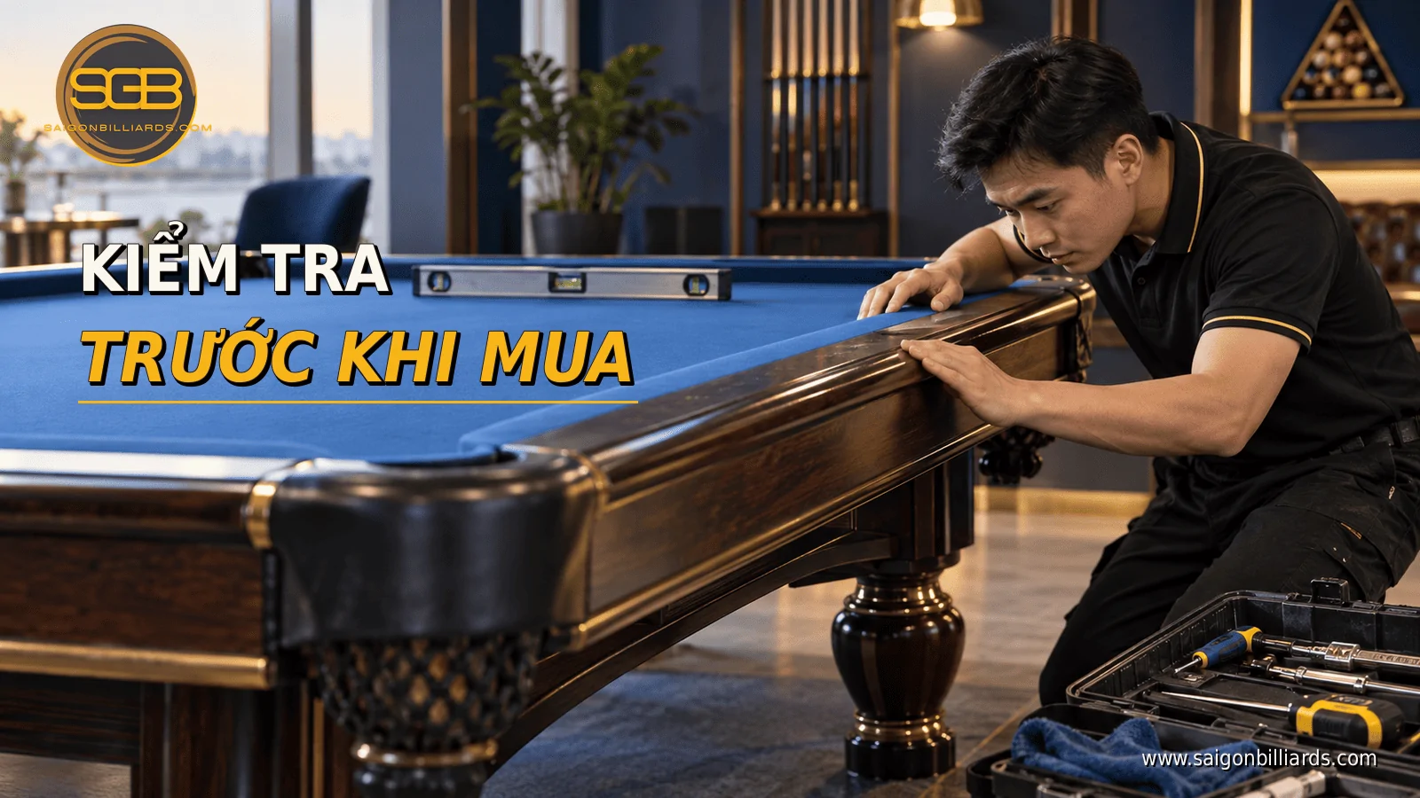 kỹ thuật vi&ecirc;n kiểm tra mặt đ&aacute;, băng v&agrave; khung b&agrave;n bida cũ