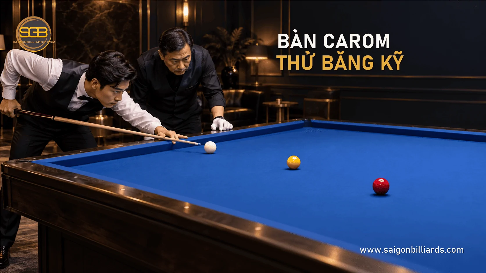 người chơi kiểm tra băng b&agrave;n carom cũ kh&ocirc;ng lỗ với bộ ba bi trắng v&agrave;ng đỏ