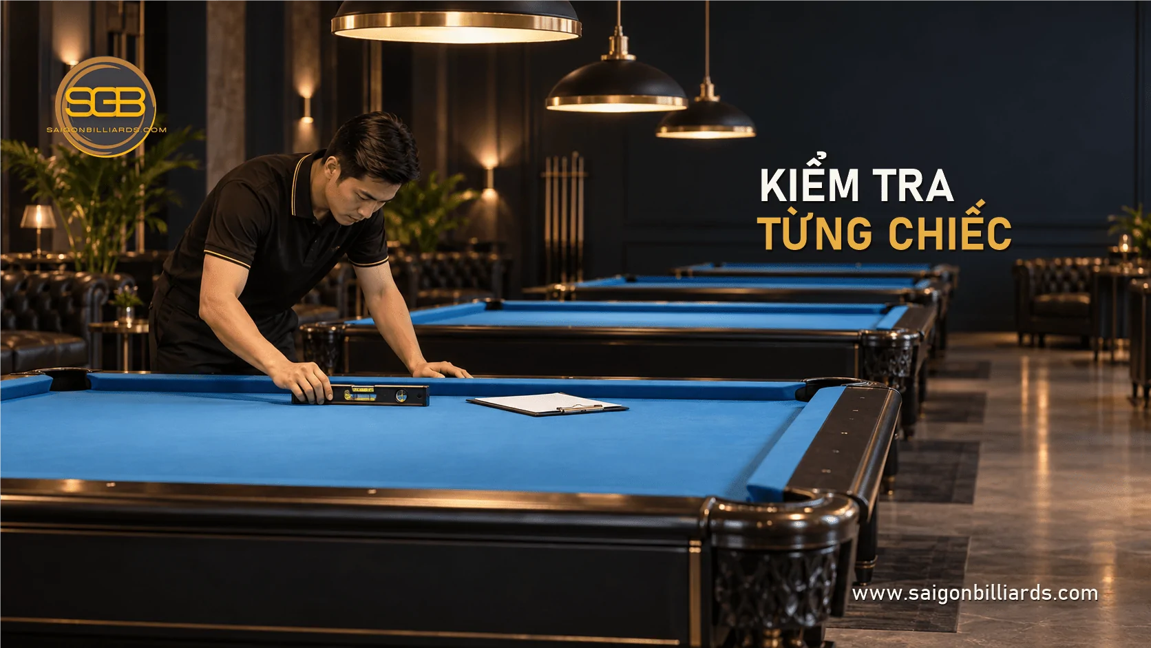 kỹ thuật vi&ecirc;n kiểm tra l&ocirc; b&agrave;n bida cũ v&agrave; ghi nhận ri&ecirc;ng t&igrave;nh trạng từng chiếc
