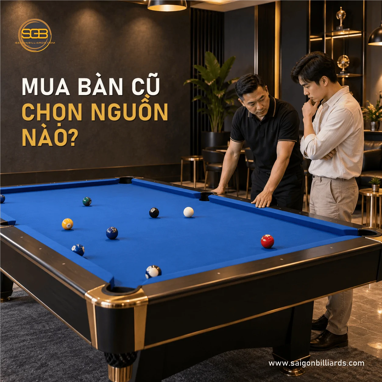 người mua v&agrave; kỹ thuật vi&ecirc;n xem b&agrave;n pool khi c&acirc;n nhắc mua b&agrave;n cũ từ chủ qu&aacute;n thanh l&yacute;