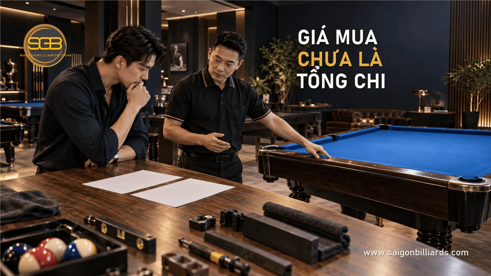 người mua t&iacute;nh tổng chi ph&iacute; mua b&agrave;n bida cũ c&ugrave;ng khoản vận chuyển v&agrave; t&acirc;n trang
