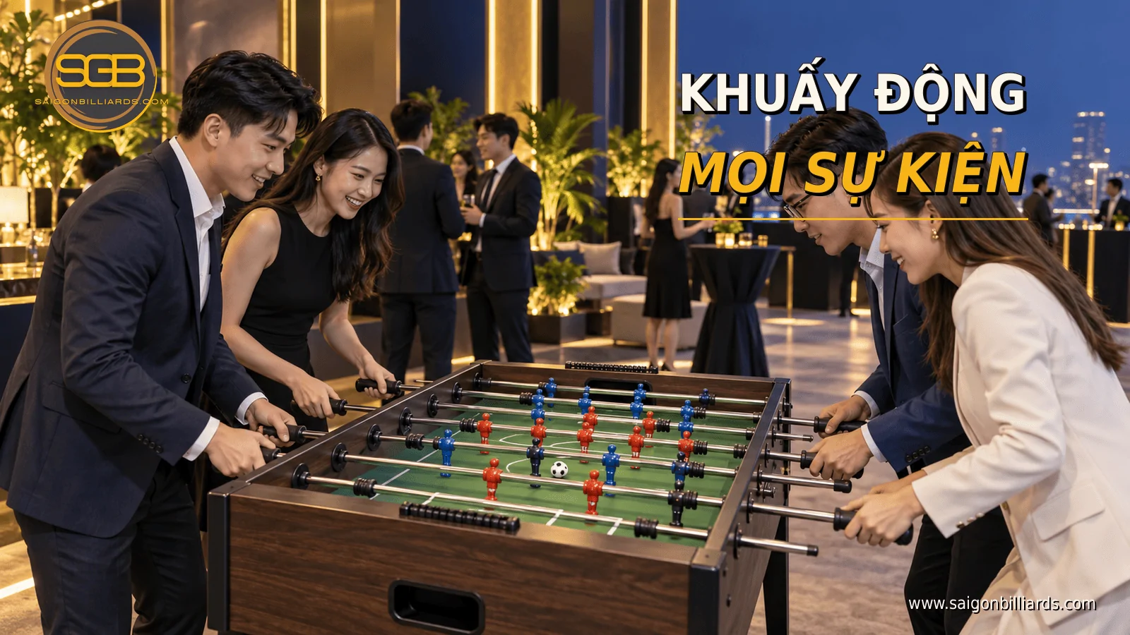 người tham dự tương t&aacute;c quanh b&agrave;n bi lắc tại sự kiện doanh nghiệp