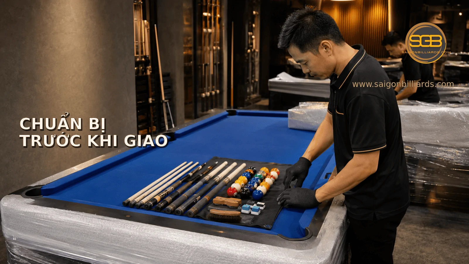 kỹ thuật vi&ecirc;n kiểm tra b&agrave;n v&agrave; phụ kiện trước khi vận chuyển