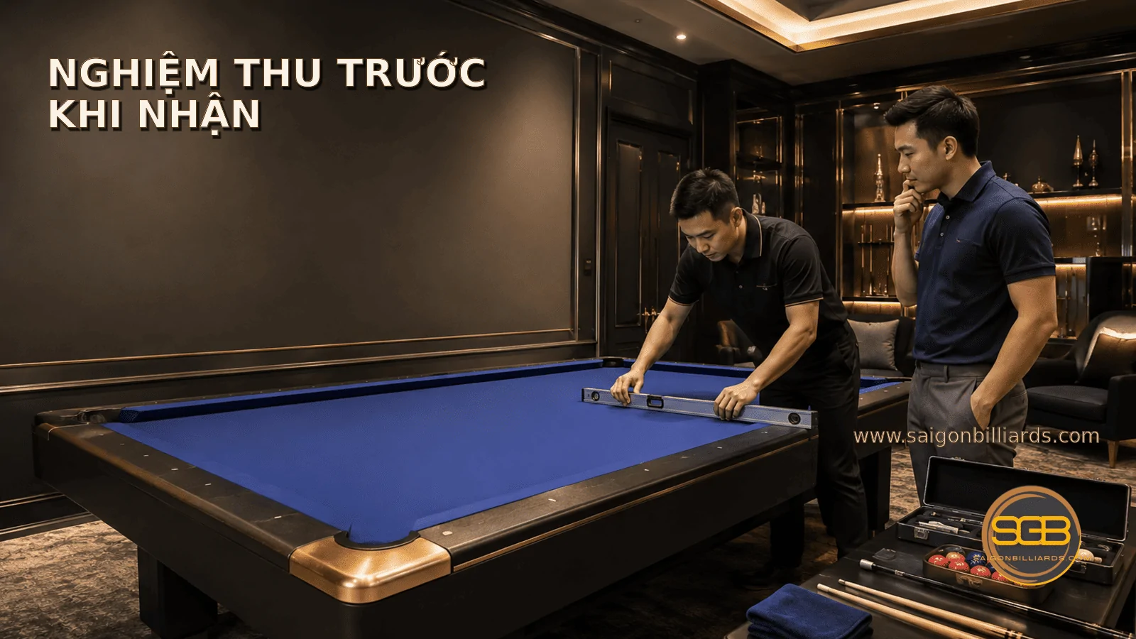 kh&aacute;ch h&agrave;ng kiểm tra b&agrave;n bida c&ugrave;ng kỹ thuật vi&ecirc;n sau lắp đặt