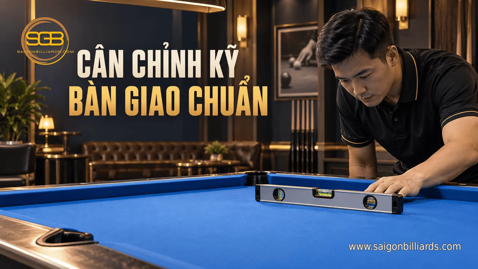 kỹ thuật vi&ecirc;n c&acirc;n chỉnh b&agrave;n bida thu&ecirc; bằng thước thủy trước khi b&agrave;n giao